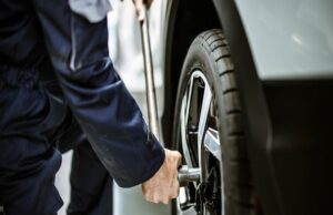 Puncture: repair or change the tire